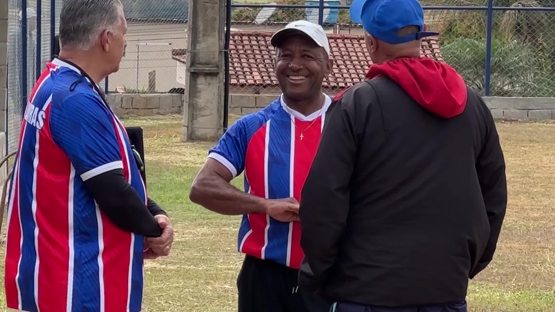 Integrantes da comissão técnica do Nova Lavras conversam à beira do campo durante a pré-temporada.