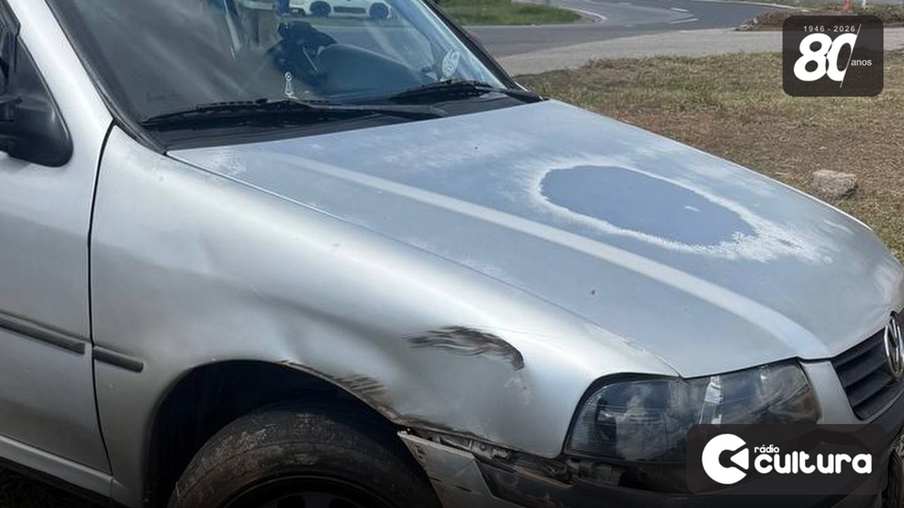 Colisão entre Gol prata e caminhão na rotatória da Água Limpa serve de alerta a motoristas
