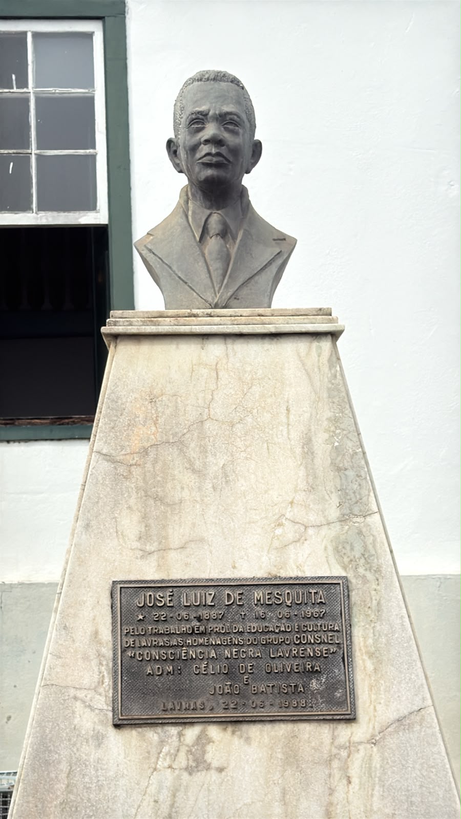 Busto do professor José Luiz de Mesquita ao lado da Igreja do Rosário, em Lavras