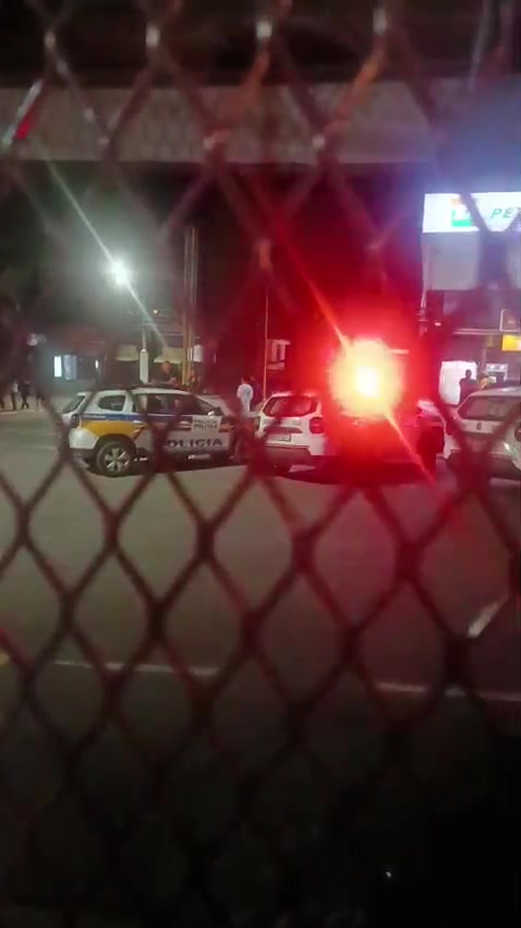 Viaturas da Polícia Militar na região da Praça Dr. Jorge na noite desta sexta-feira (16). Imagem: enviada por morador à Rádio Cultura