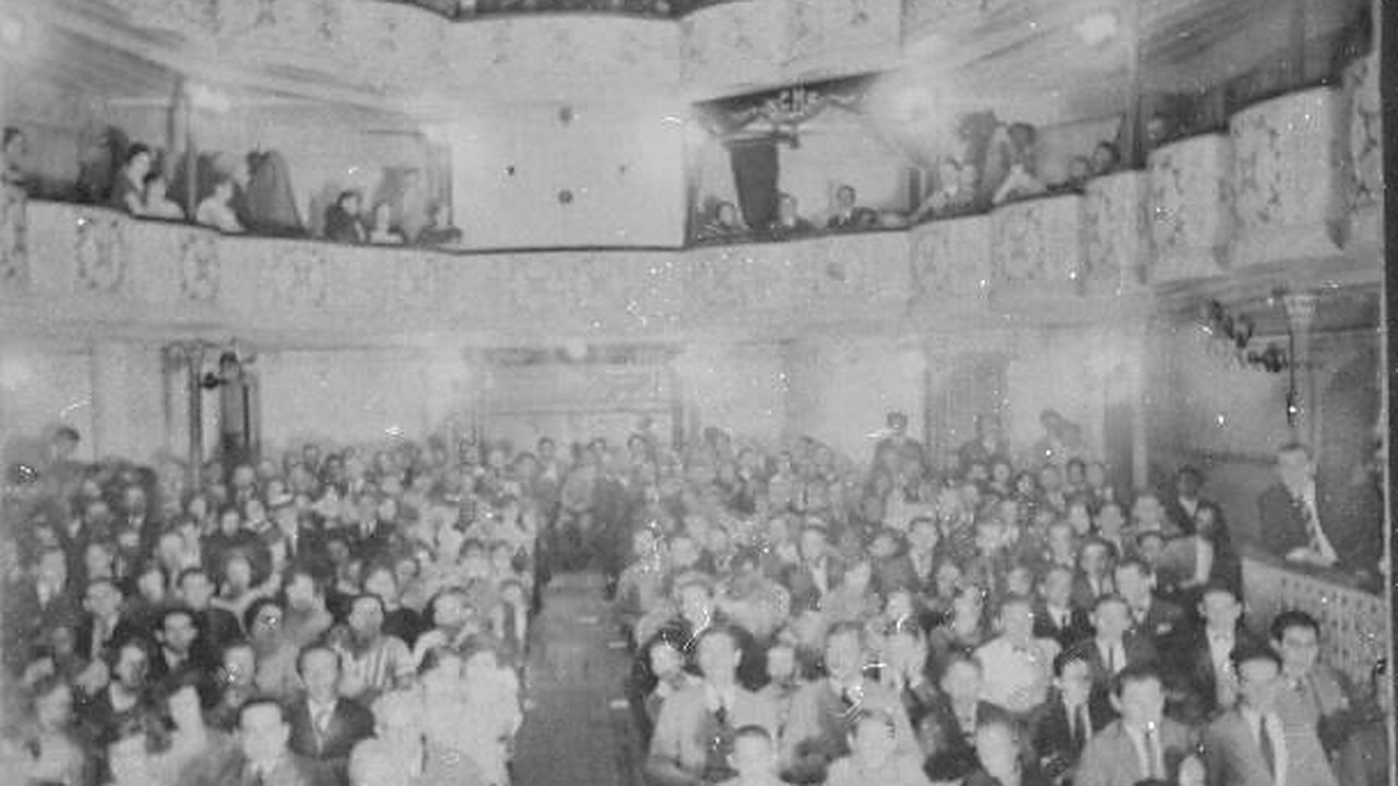 A plateia lotada do Teatro Municipal de Lavras, que também era o cinema da cidade, nos anos 1940