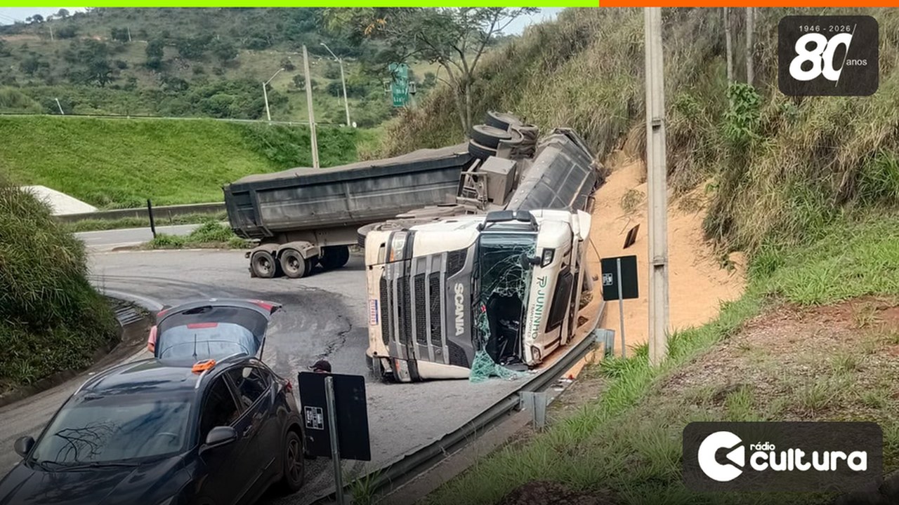 Carreta carregada de soja tomba no trevo de Lavras com a Fernão Dias