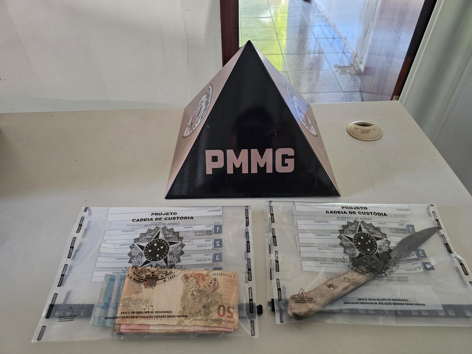 PM prende suspeito de 22 anos pouco depois de roubo com faca em comércio de Lavras