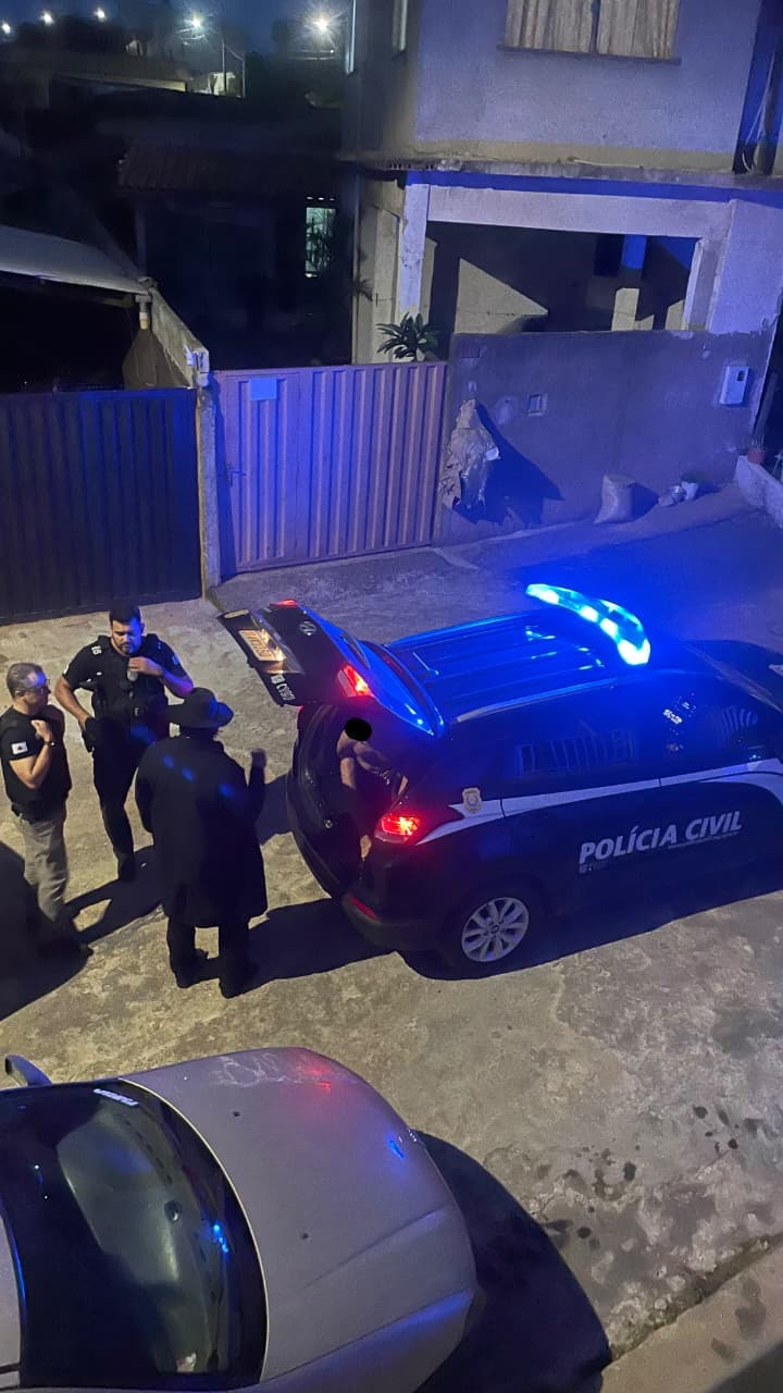 Policiais civis no imóvel do bairro Jardim Campos Elísios, em Cristais, durante o cumprimento dos mandados. Foto: Polícia Civil de Minas Gerais