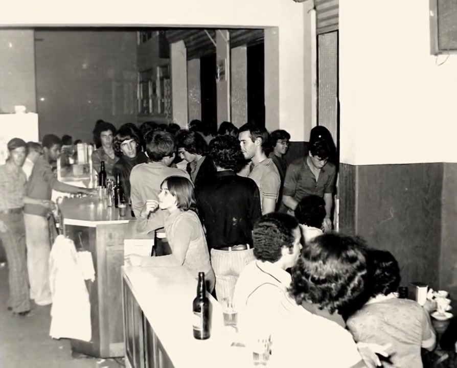 O balcão do Bar do Ponto tomado pelos frequentadores