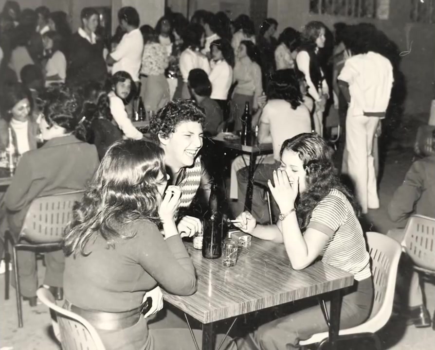 Mesas cheias e conversa animada dentro do Bar do Ponto