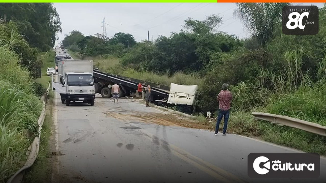 Carreta sai da pista e deixa só carros pequenos passarem na BR-265
