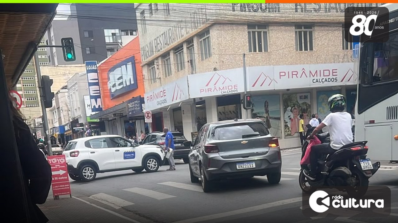 Acidente entre dois carros complica o trânsito no Centro de Lavras