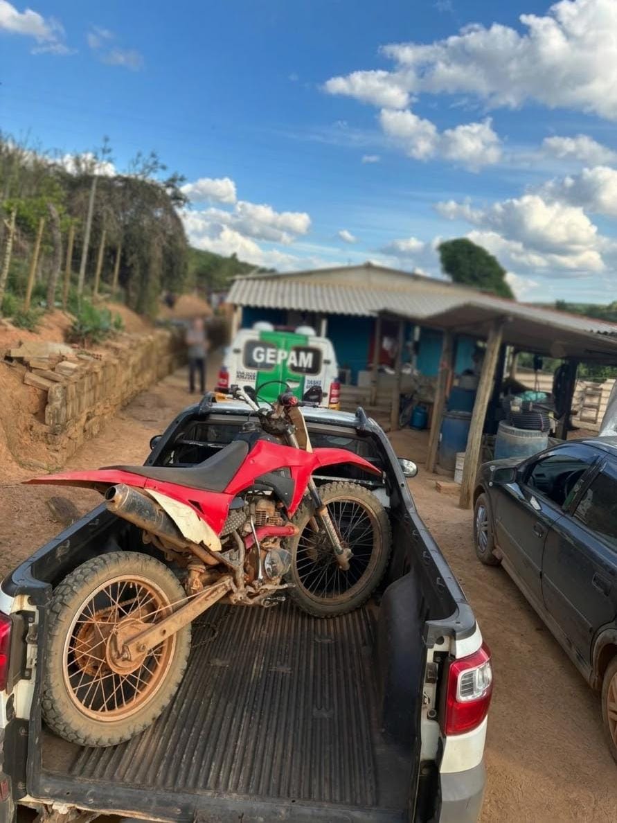 Moto com chassi adulterado apreendida na zona rural de Luminárias. Foto: Divulgação/PMMG