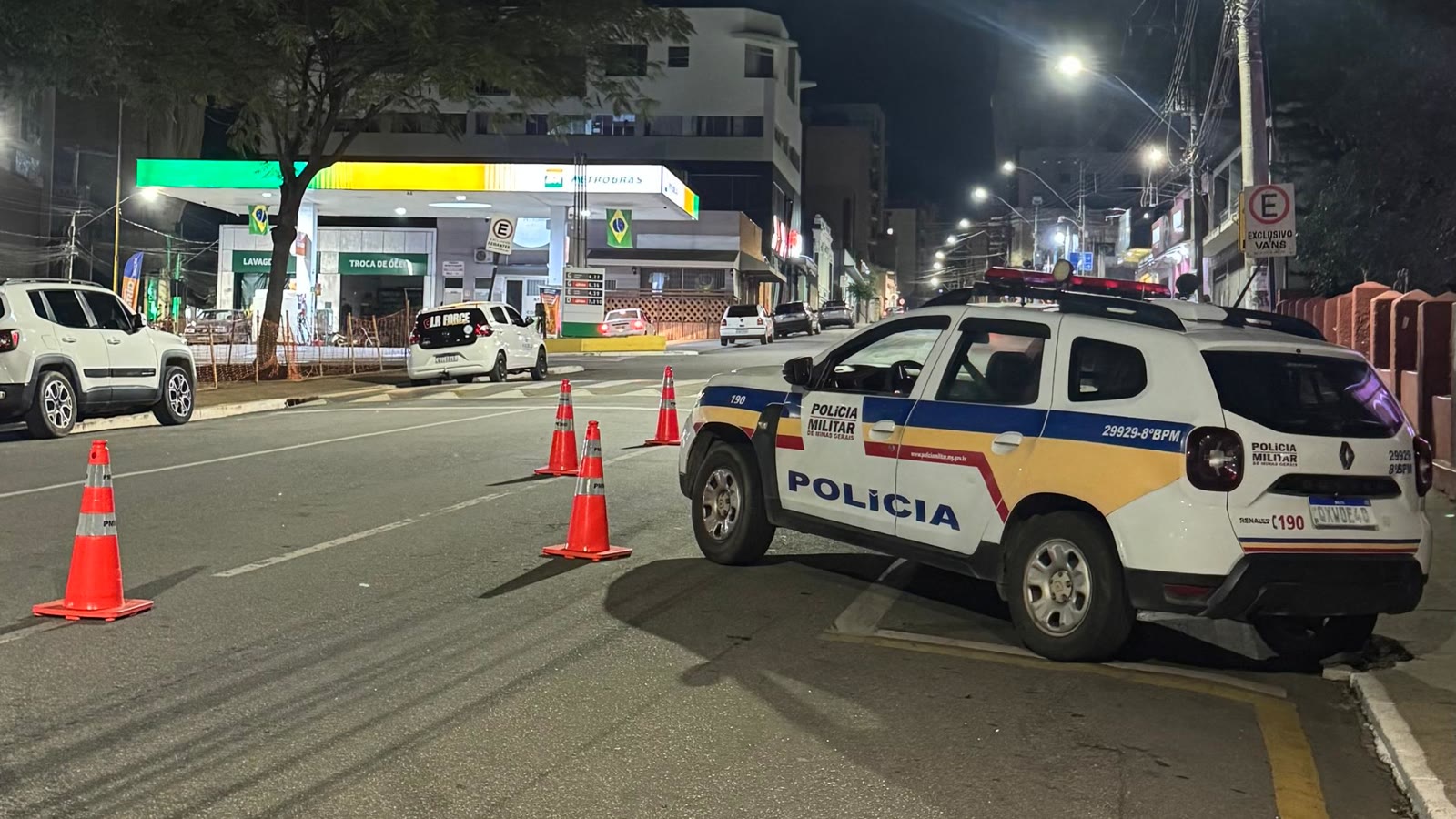 Viatura da Polícia Militar e cones em bloqueio de fiscalização de trânsito em Lavras. Foto: Divulgação/PMMG