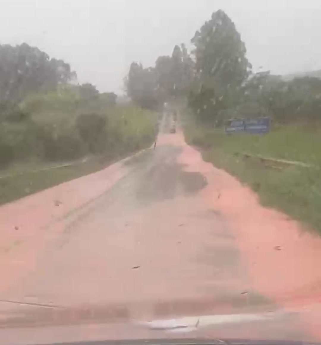 Água barrenta cobre a pista da BR-265, em Lavras, na manhã deste domingo (25). Vídeo: Silvana, ouvinte da Rádio Cultura