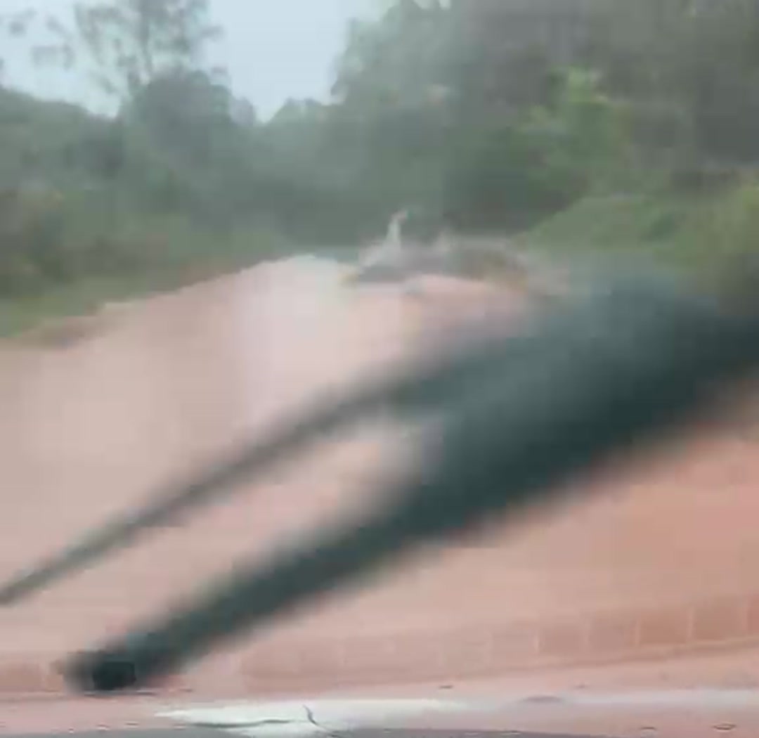 Lâmina de água barrenta sobre a BR-265, entre o trevo da Fadminas e o Parque São Francisco. Vídeo: Silvana, ouvinte da Rádio Cultura