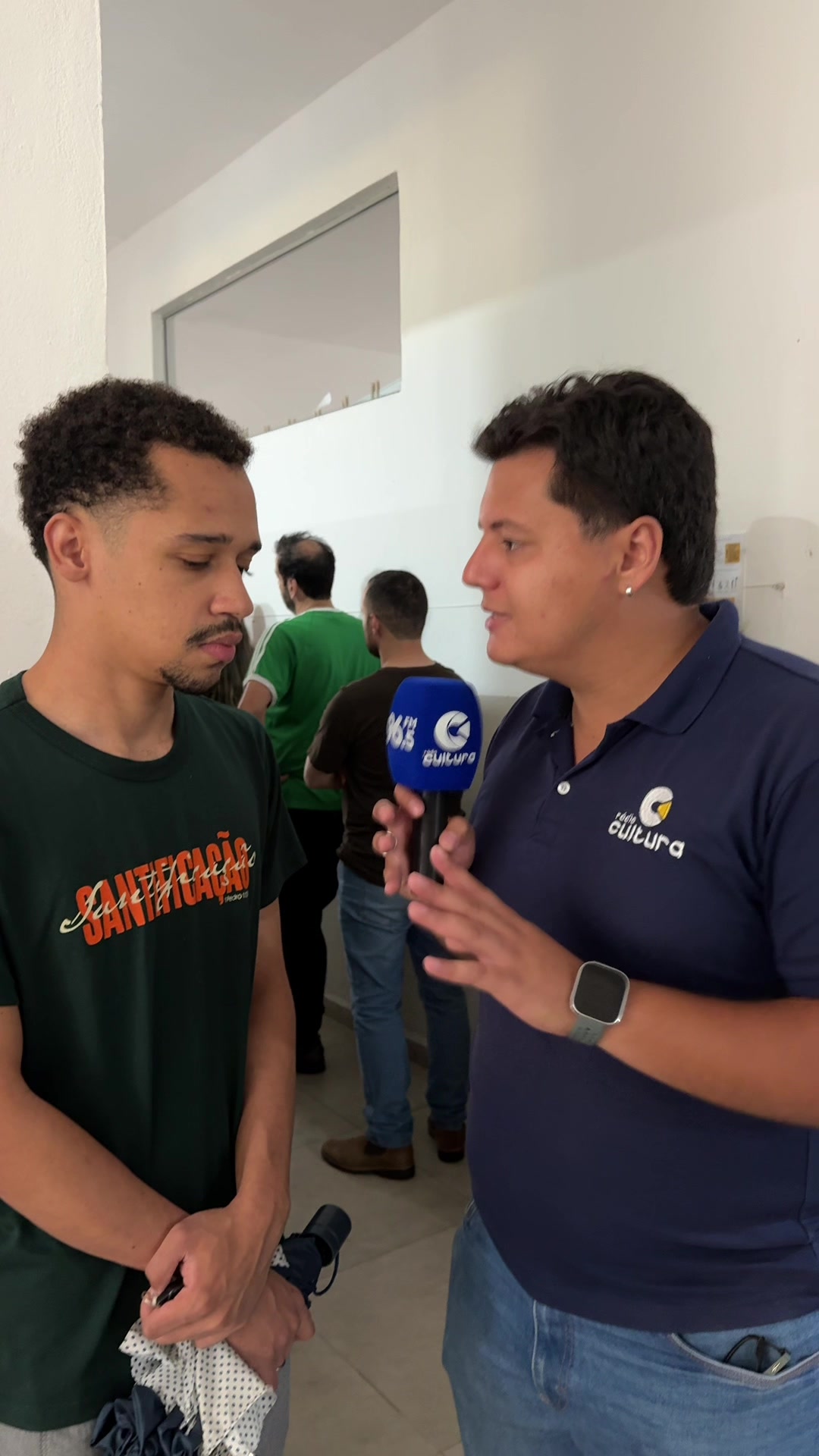 Lucas, 25 anos, morador da Nova Era, foi um dos primeiros a chegar à escola. Foto: Gabriel Dinali/Rádio Cultura