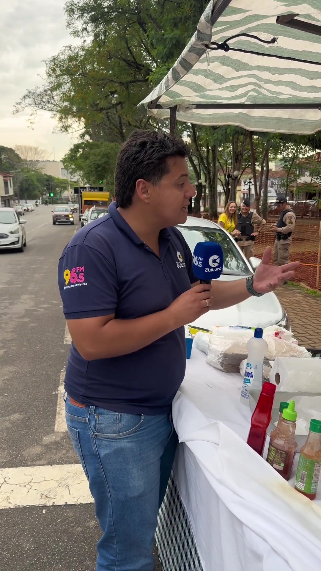 Barraca da Andréia na Praça Dr. Jorge: pastel de carne e de pizza logo cedo, perto de dois locais de votação. Foto: Gabriel Dinali/Rádio Cultura