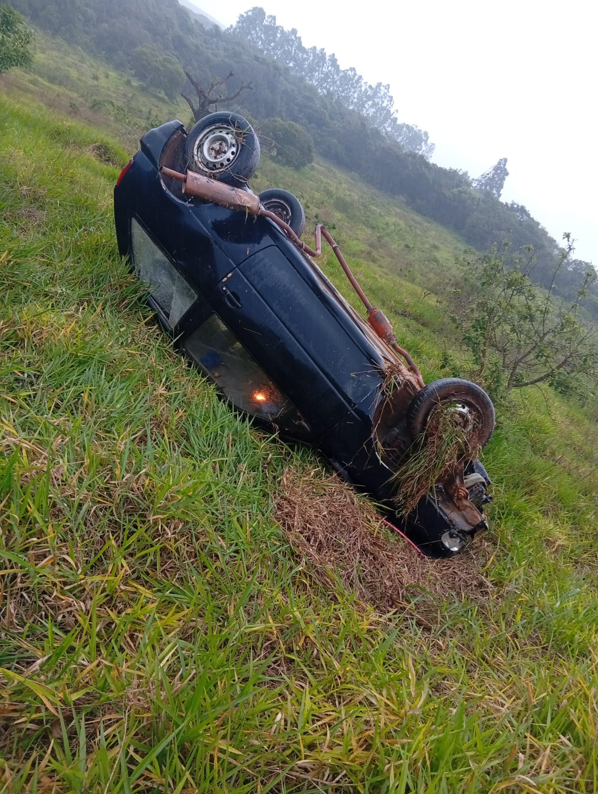O carro ficou com as rodas para cima no barranco às margens da BR-265, perto de São Sebastião da Vitória, na manhã deste domingo (25). Foto: Geila Ramos