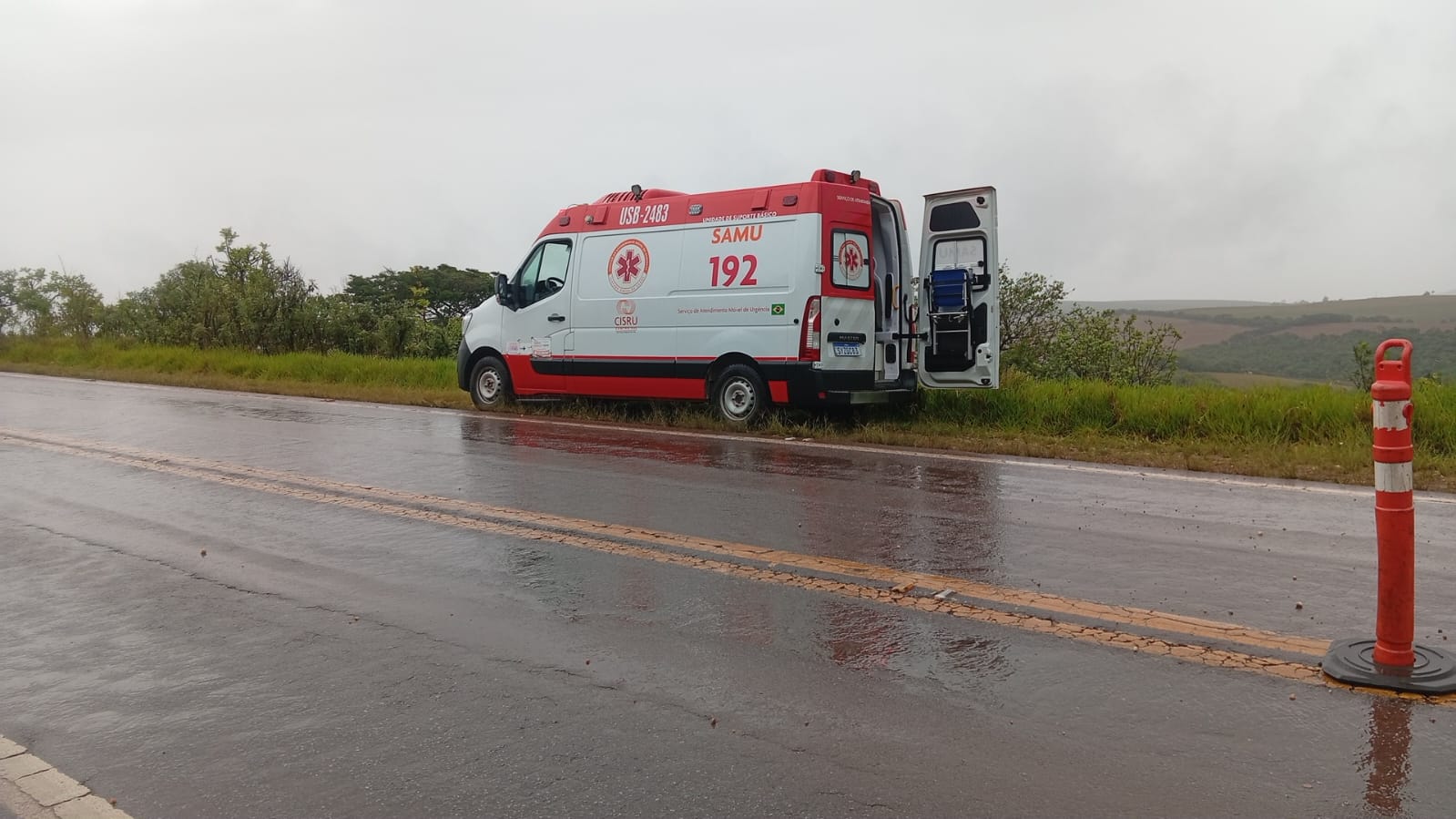 Ambulância do Samu no acostamento da BR-265, no local do capotamento, perto de São Sebastião da Vitória. Foto: Geila Ramos