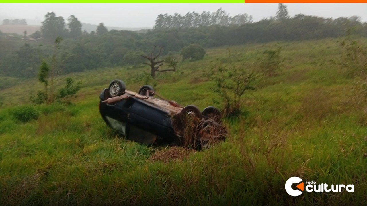 URGENTE: Carro capota na BR-265 perto de São Sebastião da Vitória e Samu é acionado