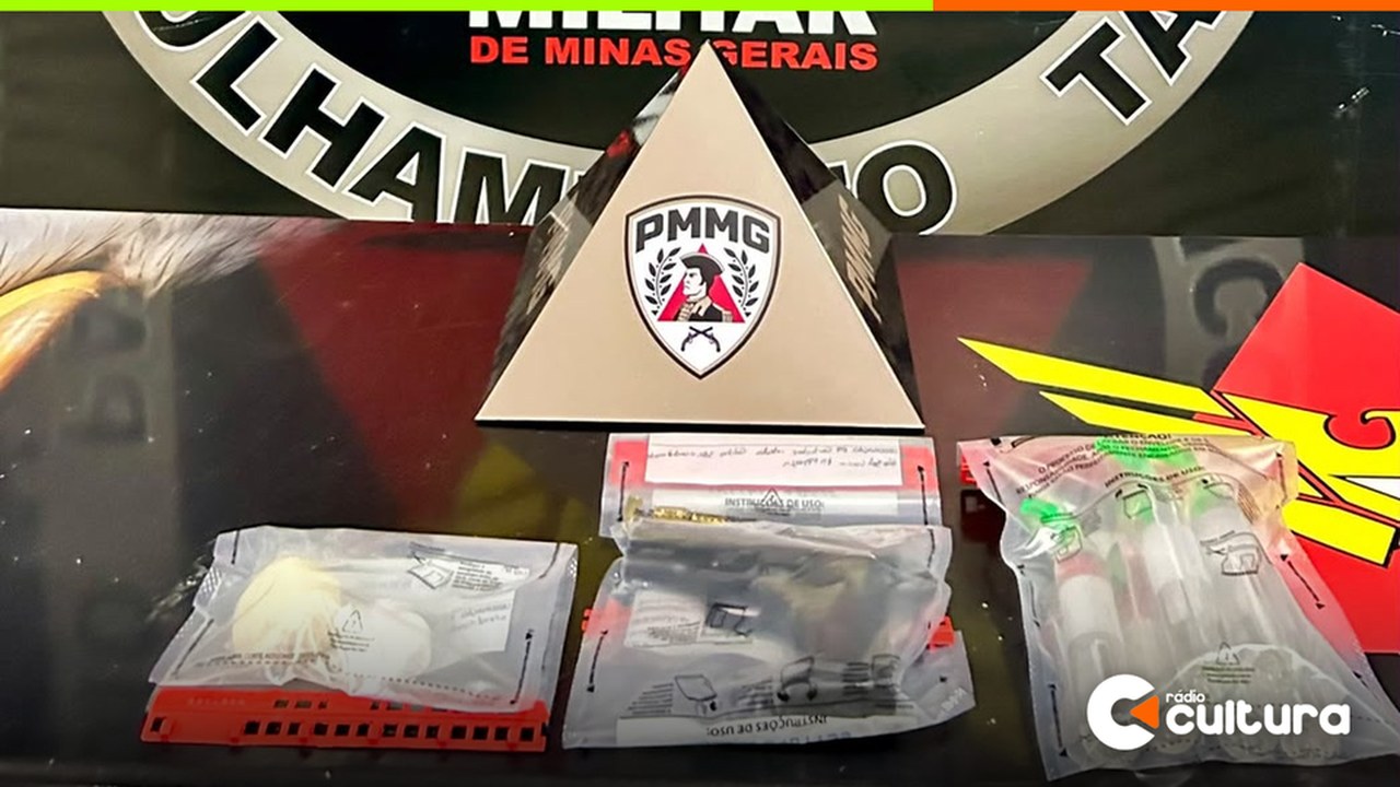 PM apreende pistola, munições e drogas na Vila São Sebastião e prende homem de 58 anos em Lavras