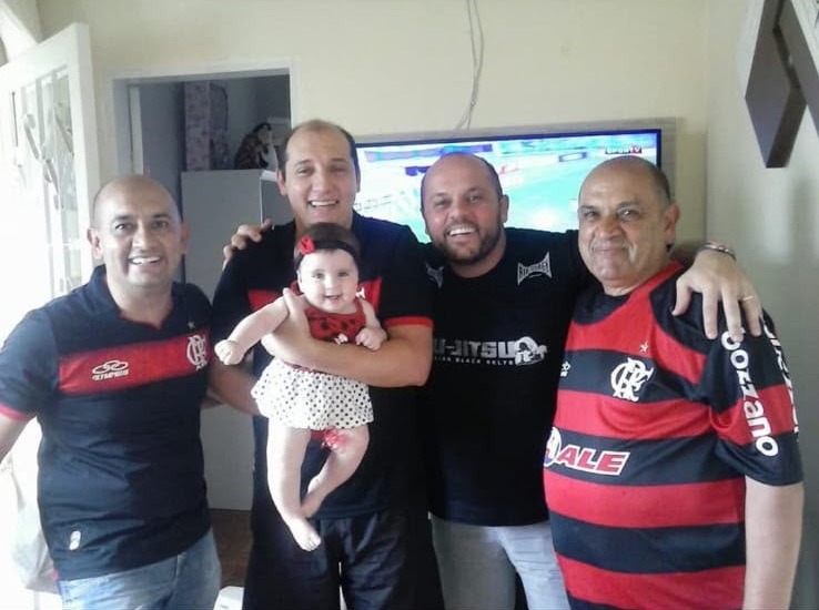 Nerval, à direita, com a família em 2015, em dia de jogo do Flamengo. Foto: arquivo pessoal da família Rocha