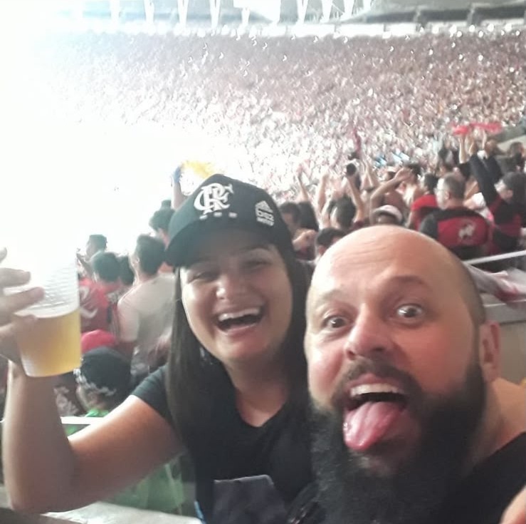 André Rocha e a esposa, Mayara, na arquibancada do Maracanã. Foto: arquivo pessoal da família Rocha