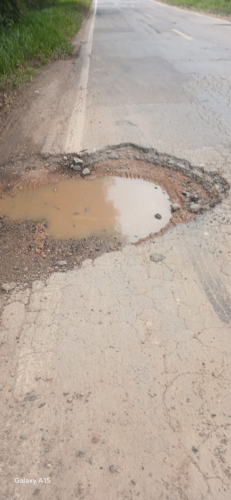 Buraco junto à linha de bordo, no trecho entre Lavras e São João del-Rei. Foto: enviada por ouvinte à Rádio Cultura