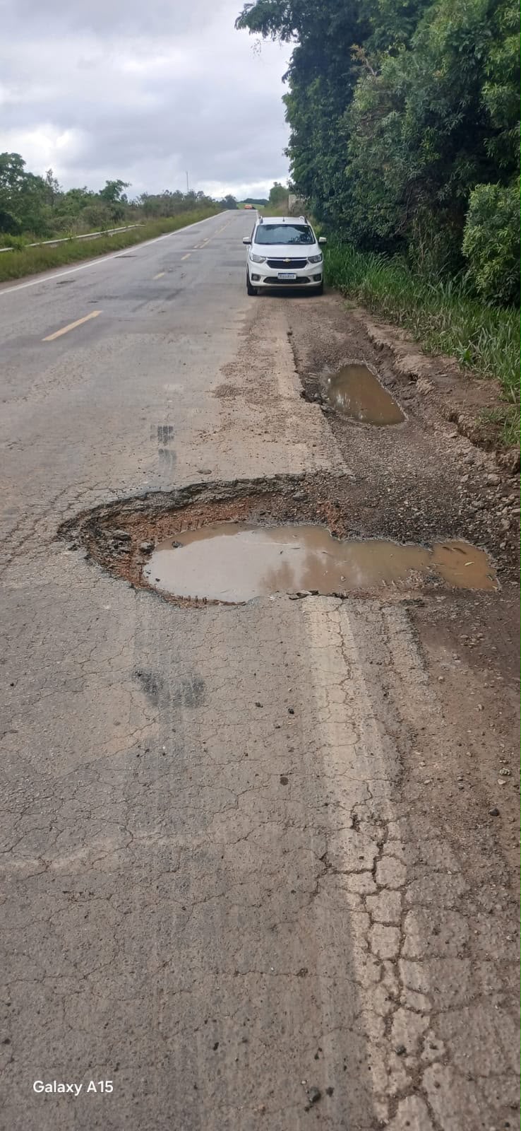 Buraco cheio de água junto ao acostamento da BR-265, entre Lavras e São João del-Rei. Foto: enviada por ouvinte à Rádio Cultura