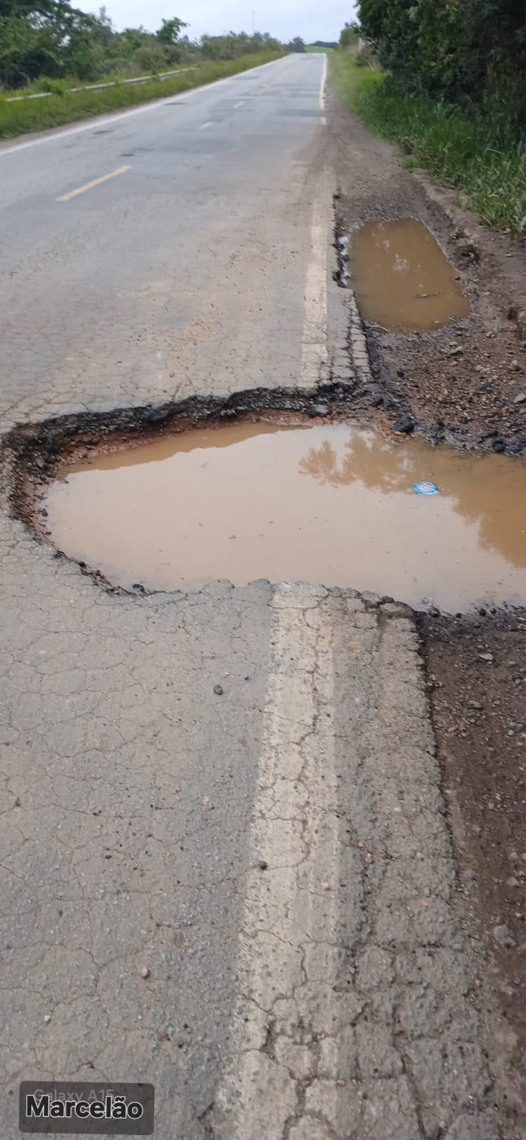 Buraco ocupa parte da faixa de rolamento e avança sobre a linha de bordo da BR-265. Foto: enviada por ouvinte à Rádio Cultura