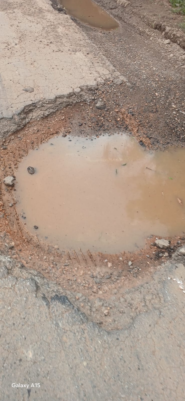 Cratera com água e bordas de asfalto quebradas na BR-265. Foto: enviada por ouvinte à Rádio Cultura