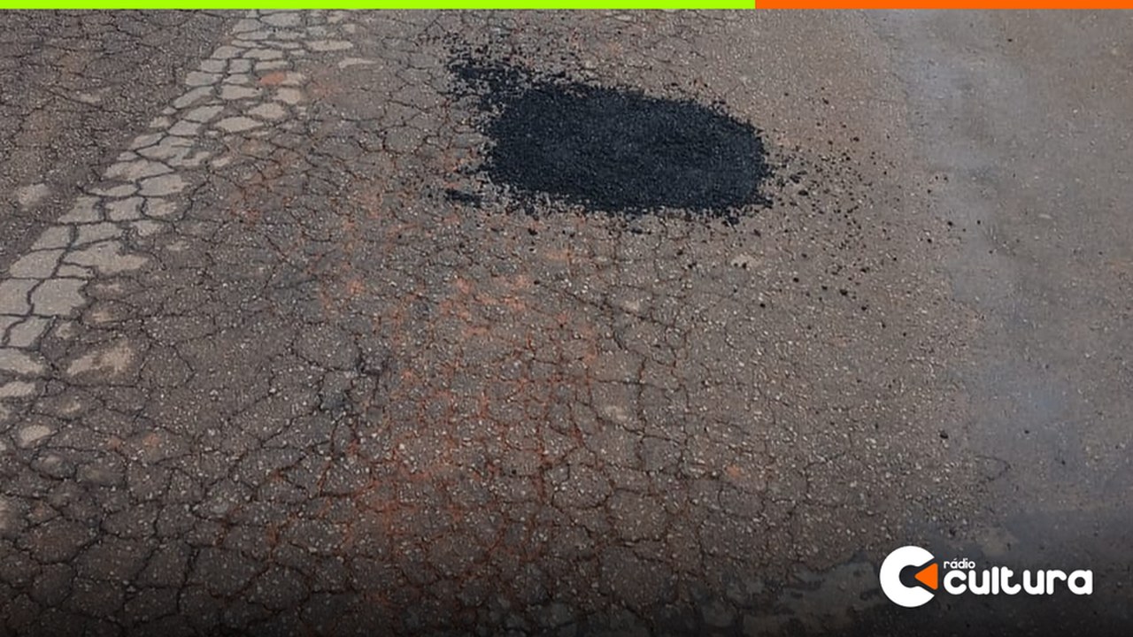 Mesmo com chuva, Secretaria de Obras faz operação tapa-buracos na Rua Elbert Vilela
