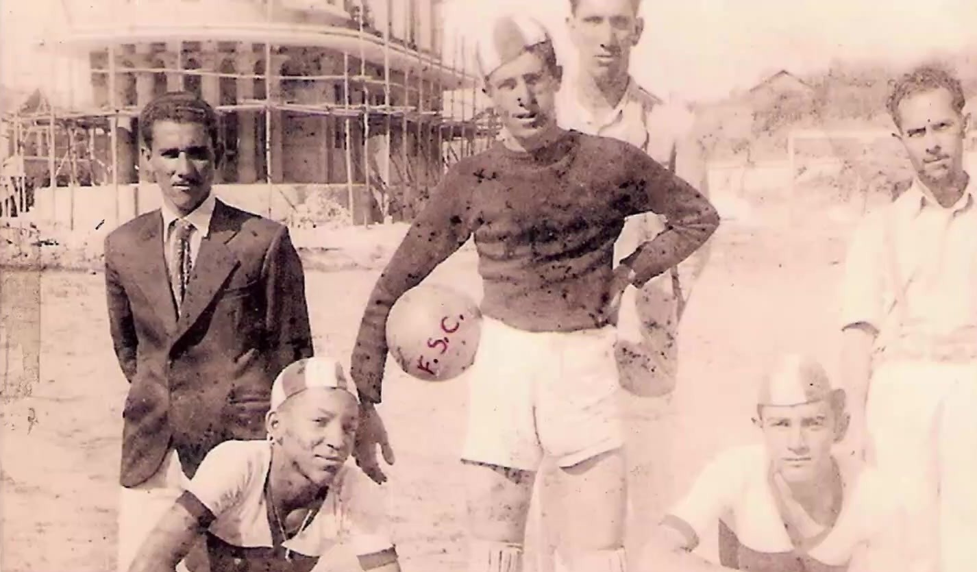 Jogadores do Fabril Esporte Clube posam com a bola, ao lado de um homem de terno