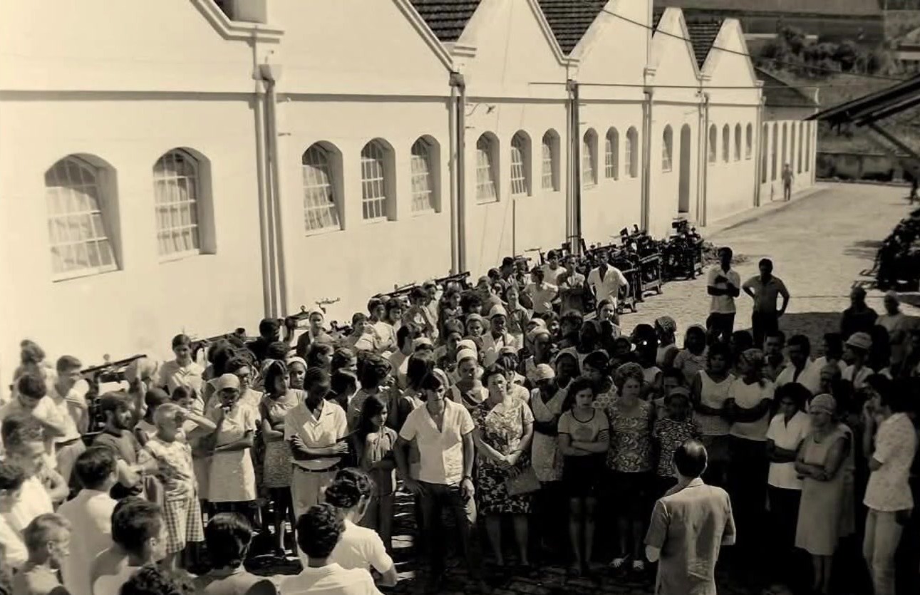 Operários reunidos no pátio da Fabril Mineira, diante dos galpões