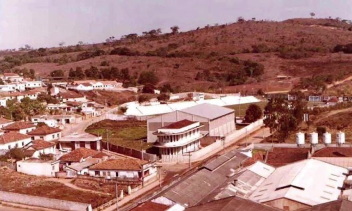 A Companhia Fabril Mineira vista do alto, com os galpões, a chaminé e as casas em volta