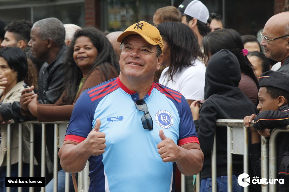 Dionísio Cebolinha, presidente do Nova Lavras, no desfile de 7 de Setembro