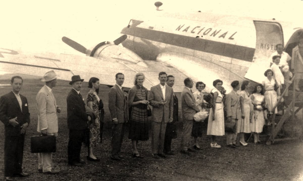 Passageiros na fila para embarcar num avião da companhia Nacional, no antigo aeroporto de Lavras, nos anos 1950