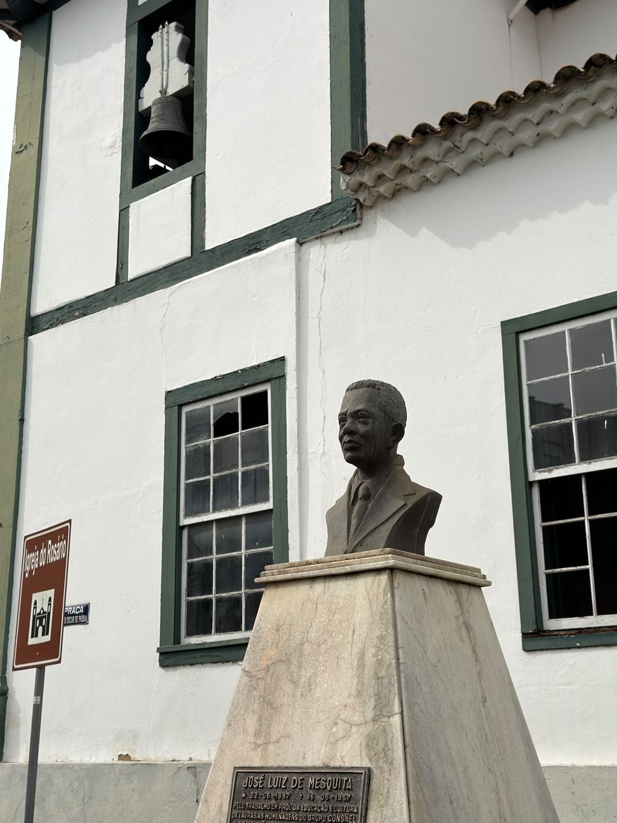 O busto do professor José Luiz de Mesquita, ao lado da Igreja do Rosário. Foto: Erlandson Araujo/Rádio Cultura