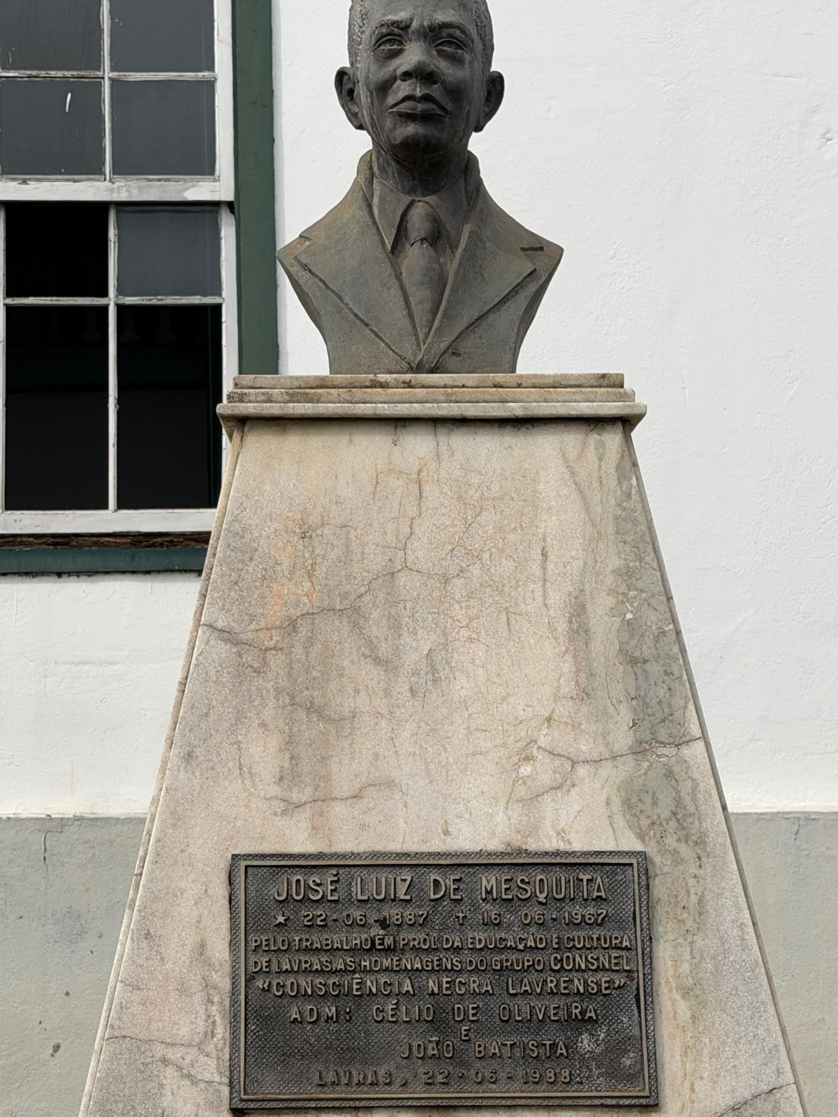 A placa do busto de José Luiz de Mesquita. Foto: Erlandson Araujo/Rádio Cultura