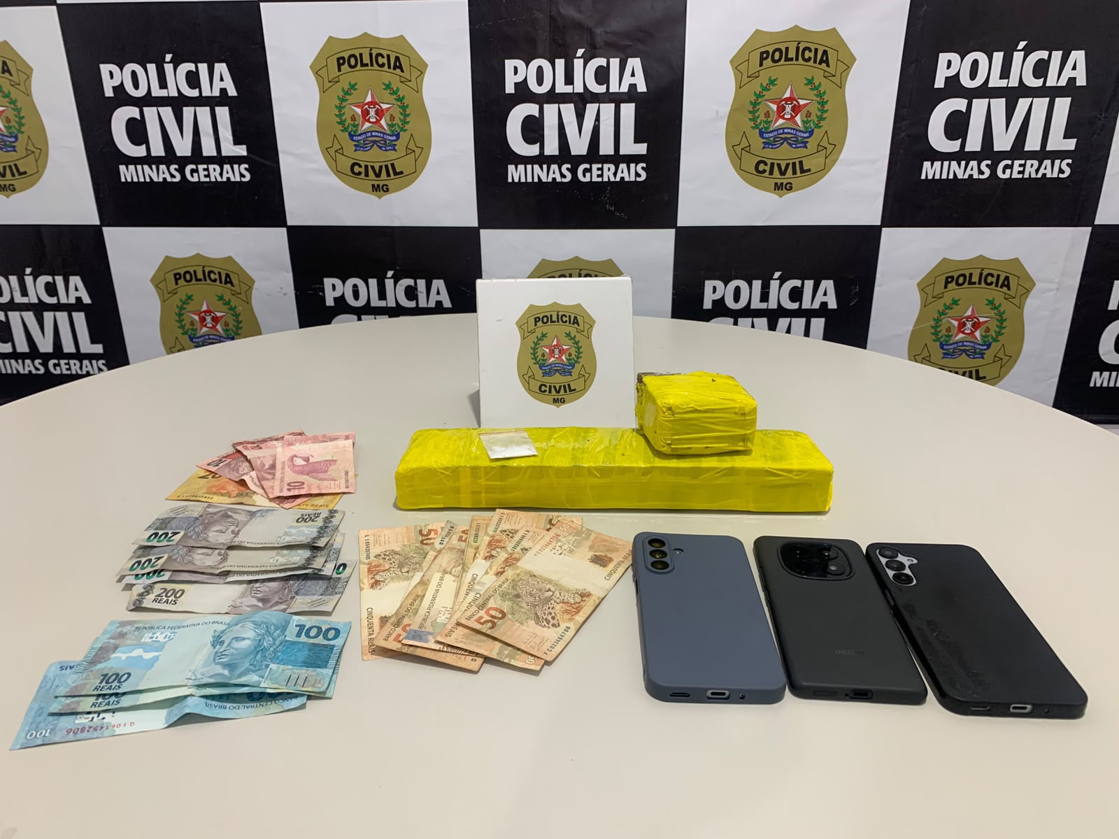 Barras de maconha, cocaína, dinheiro e celulares apreendidos pela Polícia Civil em Campo Belo. Imagem: Polícia Civil de Campo Belo
