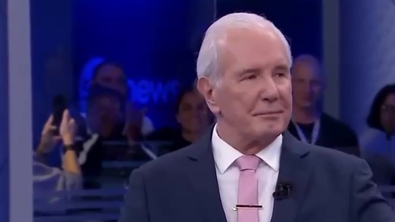 Celso Freitas na bancada do SBT News, durante a homenagem da redação · Imagem: Reprodução/SBT News