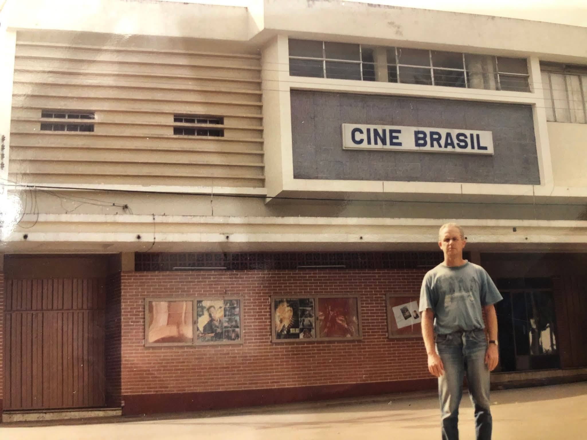 A fachada do Cine Brasil com o letreiro e os cartazes na parede de tijolinho. Muita gente lembra de ter visto ali os filmes do Mazzaropi, "Dio, come ti amo" e até os Cavaleiros do Zodíaco