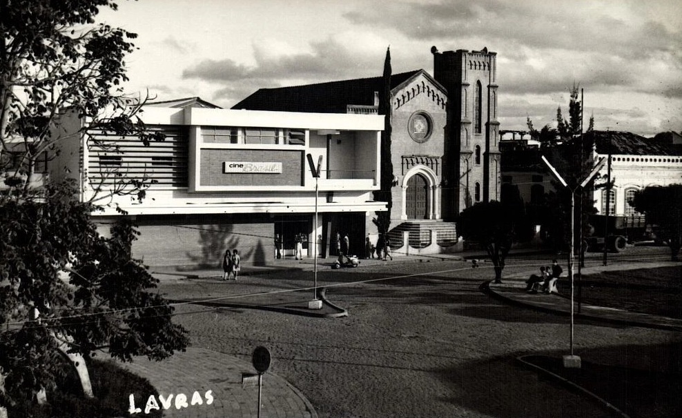 O Cine Brasil, ao lado da Primeira Igreja Presbiteriana, na Praça Dr. Augusto Silva, em Lavras, em cartão-postal dos anos 1960