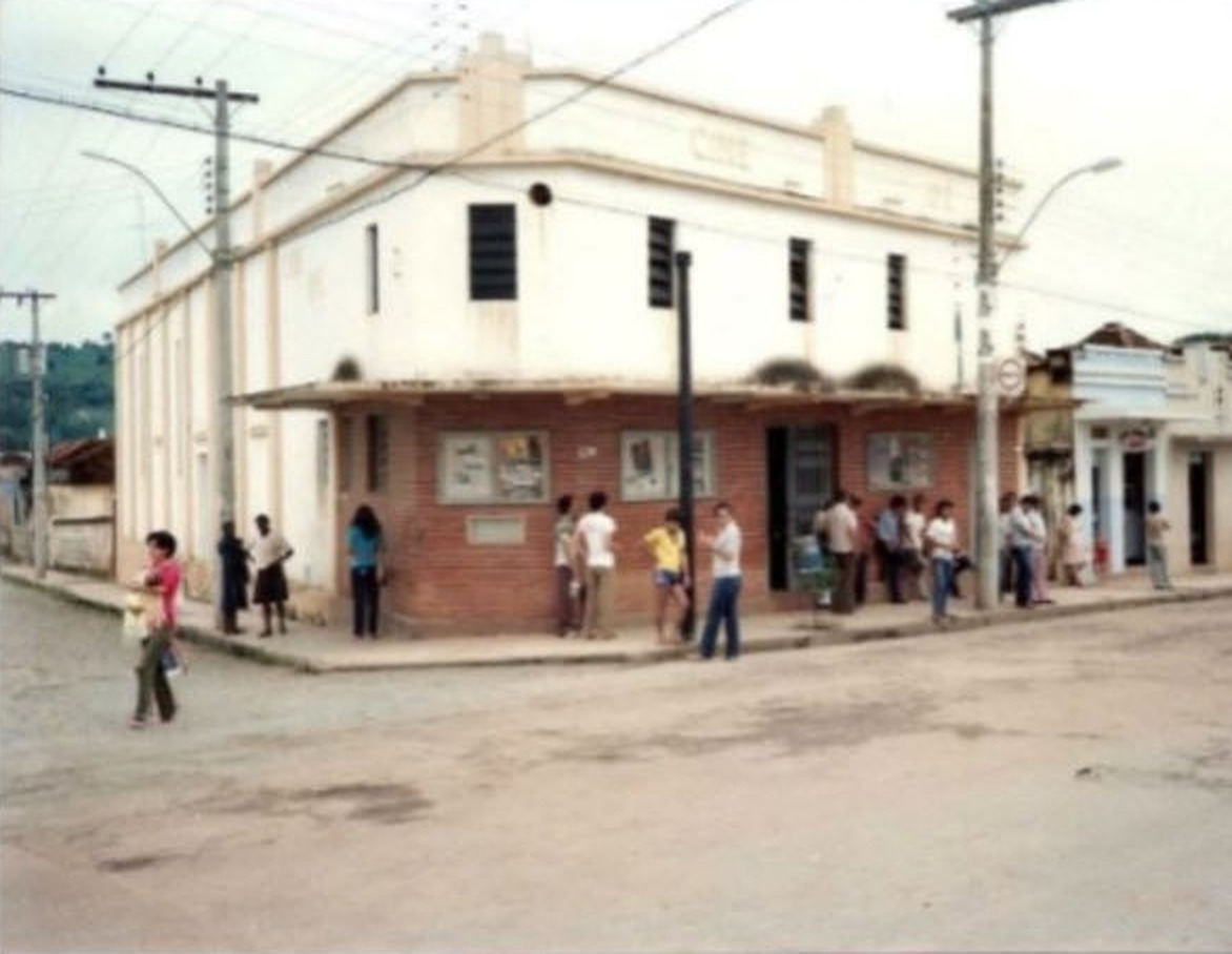 O prédio do Cine Ipê, na esquina da Avenida Pedro Salles, com o público na calçada à espera da sessão