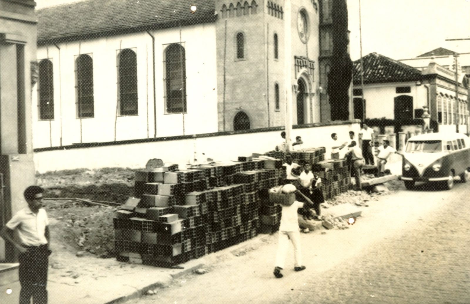 A construção do Cine Brasil, no terreno ao lado da Primeira Igreja Presbiteriana, de frente para a Praça Dr. Augusto Silva, pouco antes da inauguração de 1962