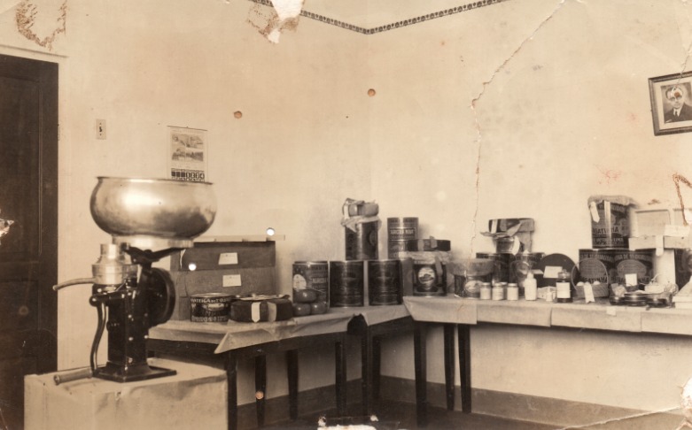 Exposição de produtos lácteos da Escola Agrícola de Lavras, na década de 1930