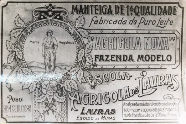 O rótulo da manteiga Agrícola Nova, de primeira qualidade, fabricada de puro leite na Fazenda Modelo da Escola Agrícola de Lavras, em lata de cinco quilos