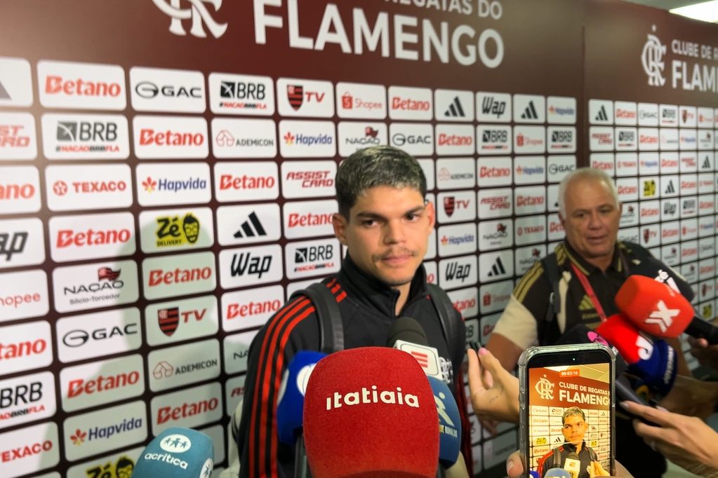 Ayrton Lucas, lateral-esquerdo do Flamengo, voltou a treinar com o grupo