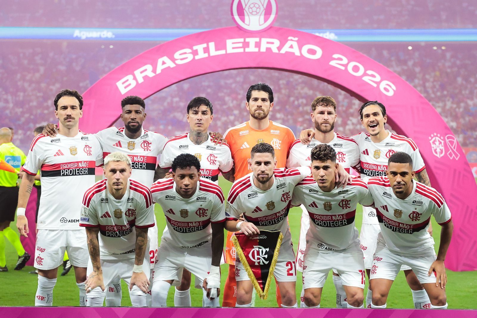 Flamengo perfilado na Fonte Nova, com Varela na lateral esquerda
