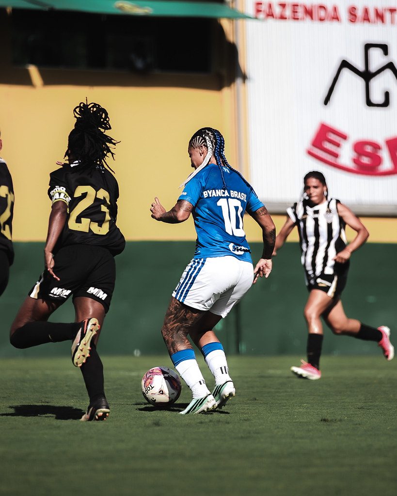 Lance do clássico entre Cruzeiro e Atlético pelo Mineiro Feminino