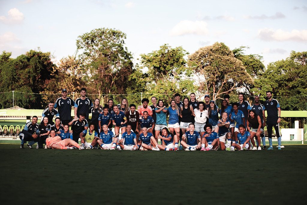 Elenco e comissão técnica do Cruzeiro festejam a liderança da primeira fase em Contagem