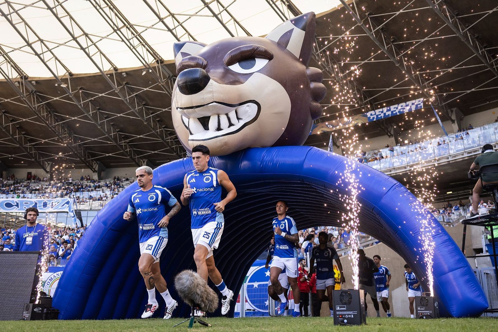 Jogadores do Cruzeiro em aquecimento sobre o gramado do Mineirão