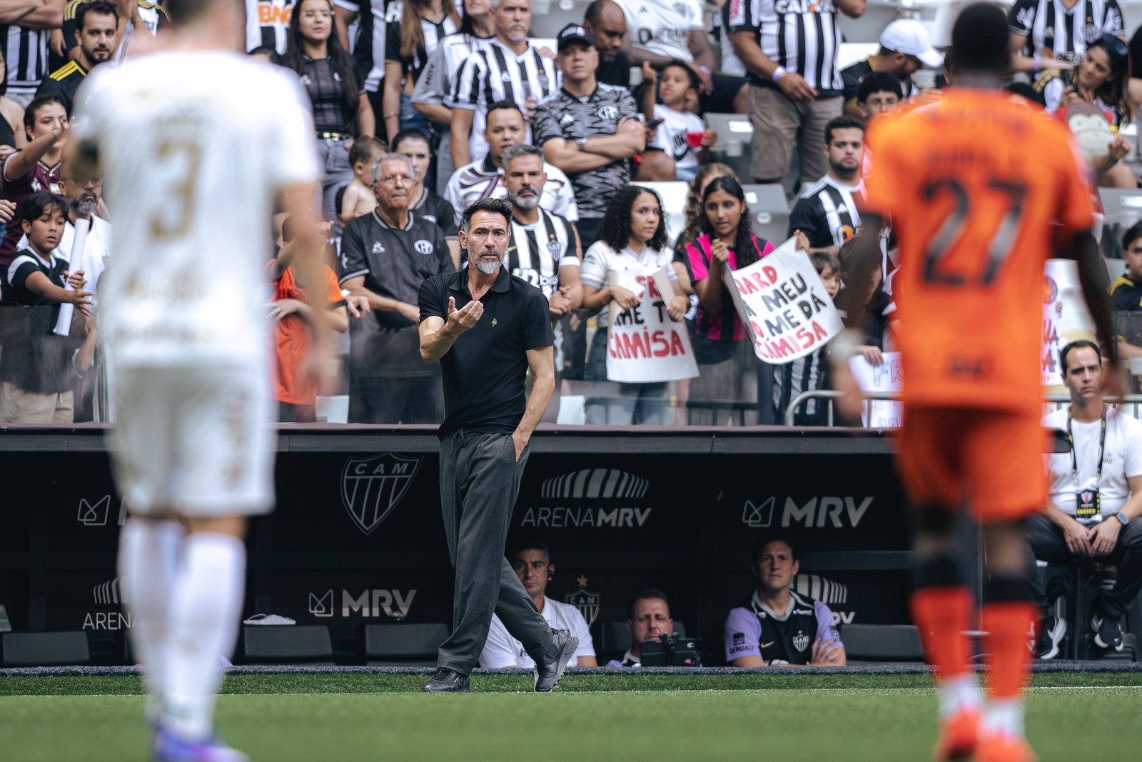 Eduardo Domínguez, técnico do Atlético, na beira do gramado da Arena MRV